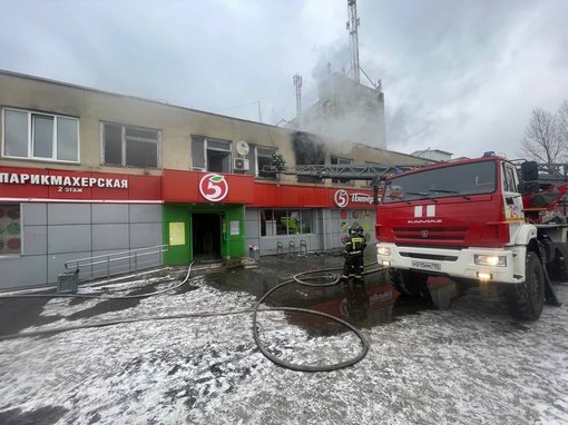 🚒🔥Вчера работники #Мособлпожспас в ходе тушения пожара в торговом центре спасли мужчину, который потерял сознание, надышавшись угарным газом