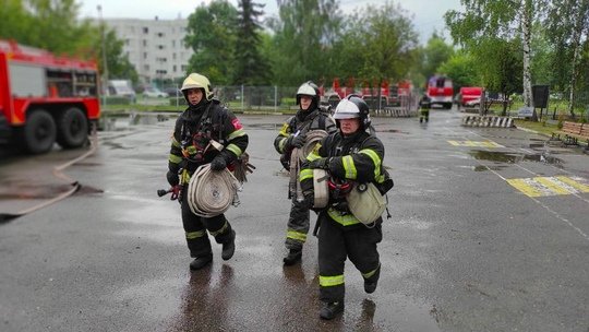 🚨 Условный пожар в центре образования № 33 ликвидировали работники 238-й, 240-й, 241-й, 256-й и 259-й пожарно-спасательных частей #Мособлпожспас совместно с сотрудниками федеральной противопожарной службы