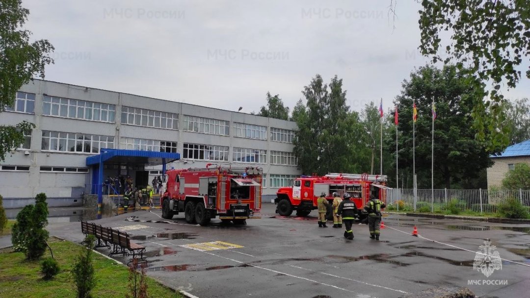 Огнеборцы Московской области провели учения по тушению условного пожара в школе